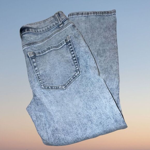 American Eagle Medium Rise Acid Wash Denim Capris size 2 #122 - Picture 4 of 5